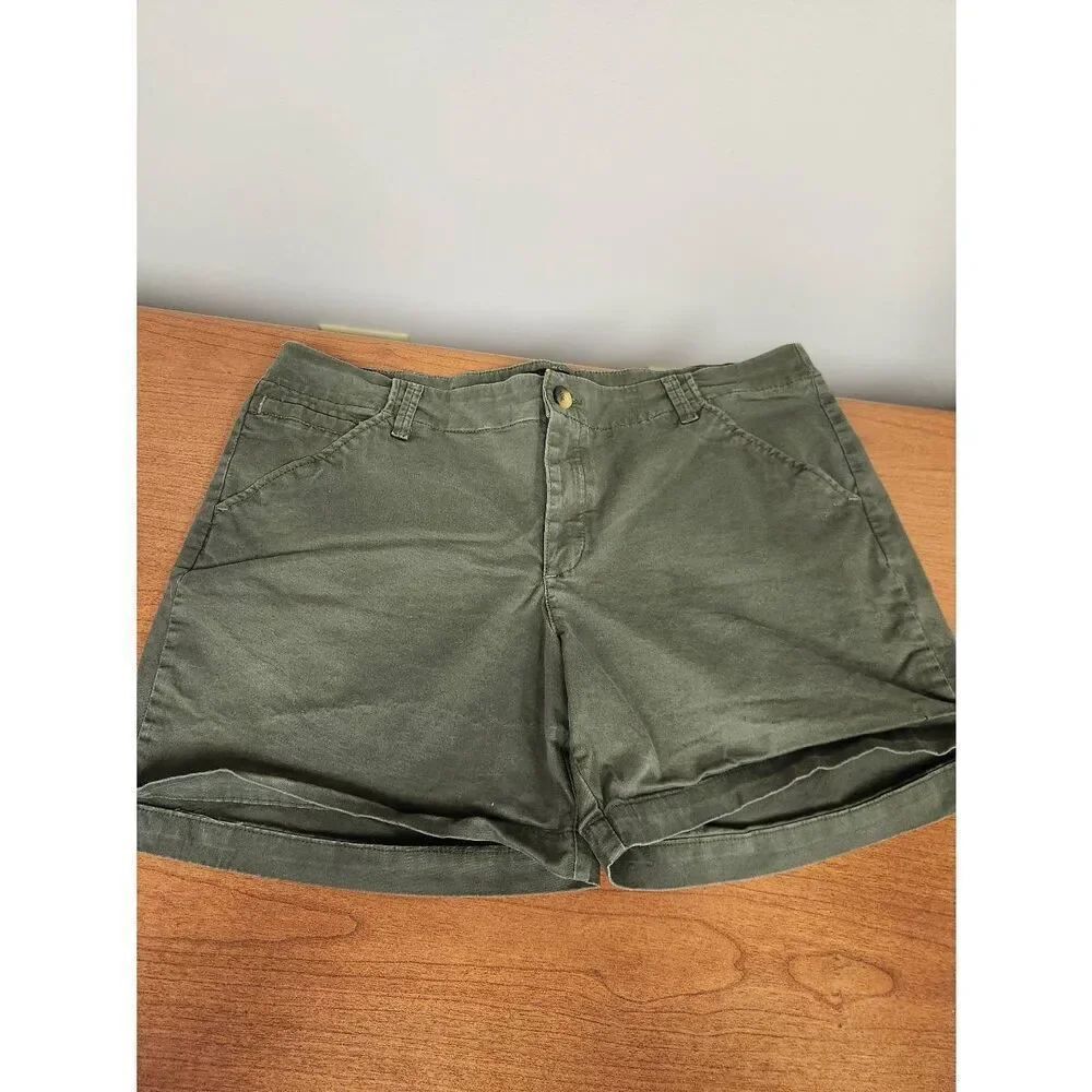 Lee regular fitāmid rise olive green shorts size 16 medium